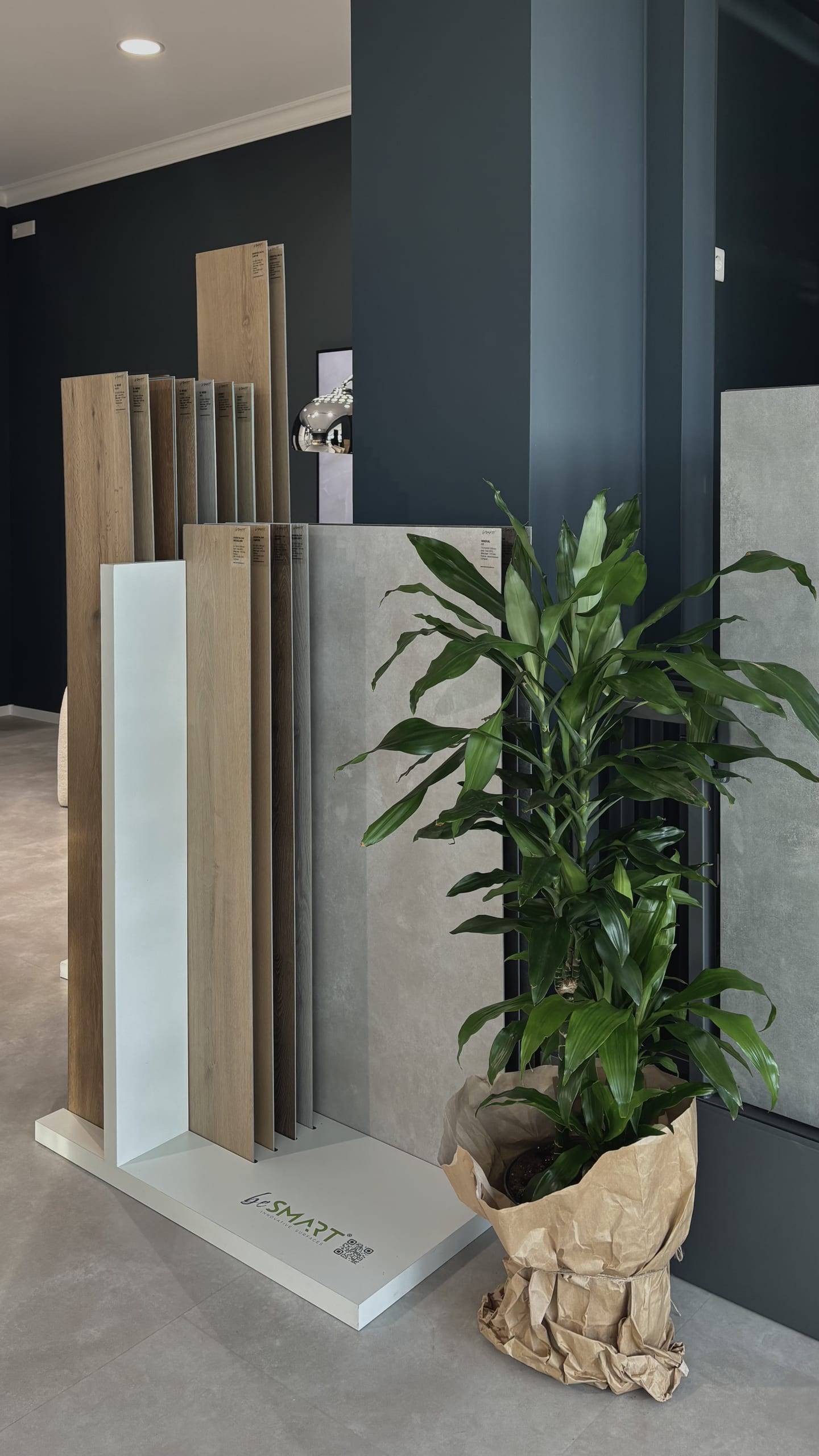 Vinylboden-Musterdisplay mit SPC-Dielen in Holzoptik im Showroom
